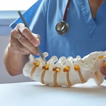 641c81bff32a256d5fc1119a_orthopedic-surgeon-in-dallas-explain-spine-surgery